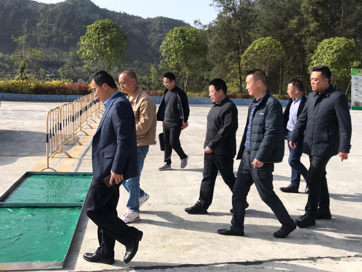 黔江區(qū)政府副區(qū)長毛立新率區(qū)政府辦一級調(diào)研員龐友文、區(qū)環(huán)保執(zhí)法支隊長徐華章等到重慶69畜牧調(diào)研