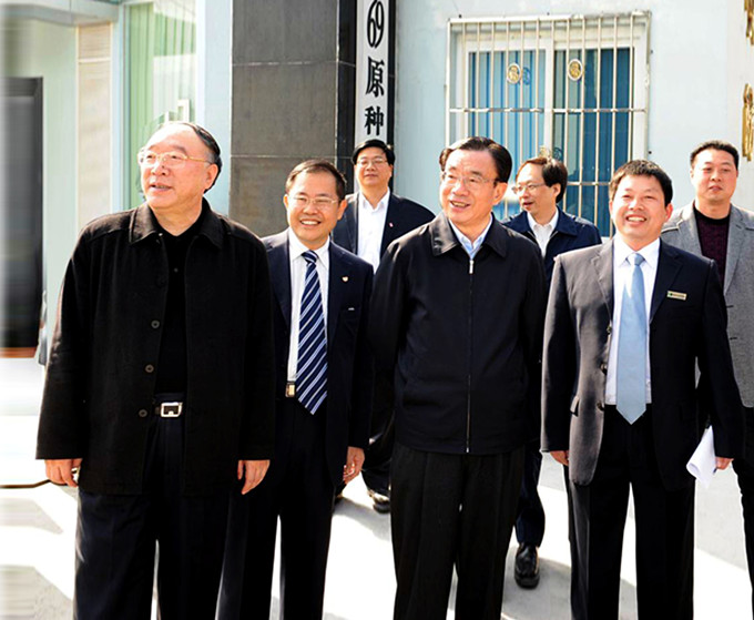 時(shí)任中共中央政治局常委紀(jì)委書記賀國(guó)強(qiáng)、重慶市市長(zhǎng)黃奇帆等領(lǐng)導(dǎo)視察重慶69