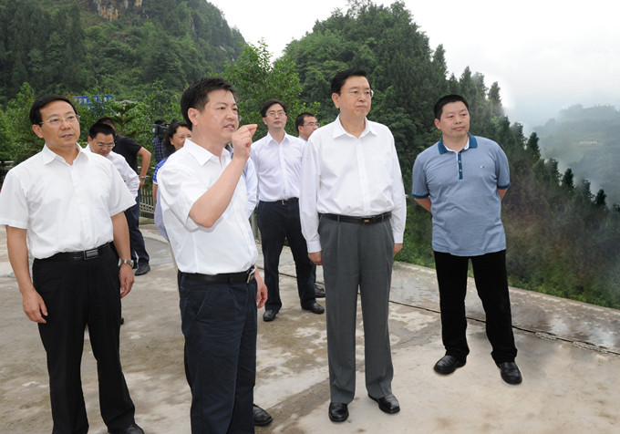 時(shí)任國(guó)務(wù)院副總理、中共中央政治局委員、重慶市委書記張德江視察重慶69
